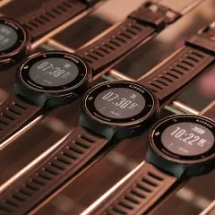 Plusieurs montres Kiprun GPS 500, prêtes pour le dénivelé, affichent des heures différentes.
