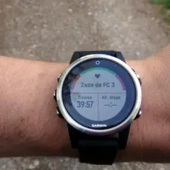 Montre Garmin affichant une course de 39:57 en zone FC 3, parfait pour l'endurance fondamentale.