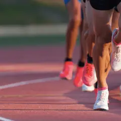 Course de vitesse sur piste, les jambes des athlètes en pleine action, vma def.