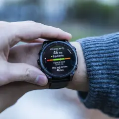 Montre Garmin affichant la VFC moyenne sur 7 jours à 46 ms, indiquant un état équilibré.