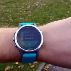 Montre Garmin avec l'application Komoot affichée, prête pour une aventure en plein air.