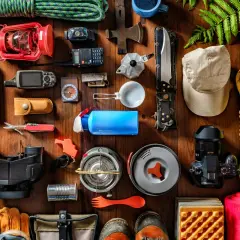 Liste matériel bivouac : lampe, corde, radio, couteau, boussole, jumelles, gourde, réchaud, appareil photo, et bien plus pour l'aventure.