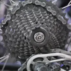 Détail d'une cassette de vélo, prête à être démontée. Les pignons et la chaîne sont visibles.
