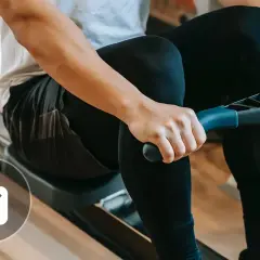 Personne en plein entrainement rameur, visant la perte de poids.