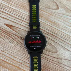 Montre connectée affichant la fréquence cardiaque et la HRV. Idéale pour le suivi sportif, cette montre avec GPS est un atout pour vos entraînements.