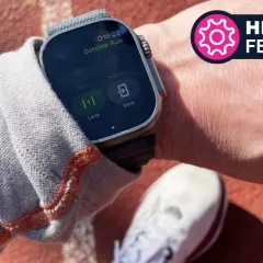 Une Apple Watch affiche l'option "Outdoor Run" pour une course à pied. La montre est portée au poignet, prête pour l'activité.