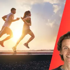 Deux coureurs s'entraînent au lever du soleil. Découvrez comment améliorer sa VO2 max avec l'œil de l'expert.