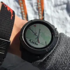 Montre GPS affichant une carte et l'altitude 669m, prête pour une sortie ski. Ce fichier fit est parfait pour le suivi.
