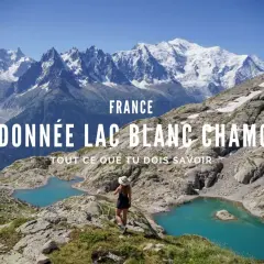 Vue panoramique d'une femme admirant la randonnée Lac Blanc Chamonix, avec des lacs turquoise et des montagnes enneigées en arrière-plan.