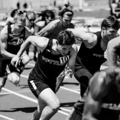 Course de sprint intense. Les athlètes, en pleine action, montrent leur détermination. Ce tableau de VO2 max par âge pourrait illustrer leur performance.