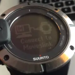 Montre Suunto affichant "Connect to Moveslink", prête pour le livetrack.