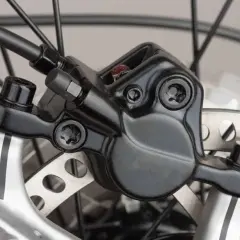 Gros plan sur un étrier de frein à disque de vélo, prêt à changer les plaquettes.