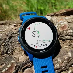Montre Garmin bleue affichant une carte de randonnée avec des indications tour par tour. Altitude 344.8m, distance 0.3km.