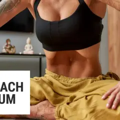 Femme pratiquant le stomach vacuum, une technique de respiration profonde pour sculpter les abdominaux.