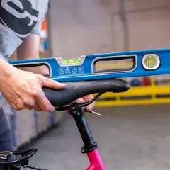 Ajustement précis de la hauteur de selle vélo avec un niveau à bulle pour un confort optimal.
