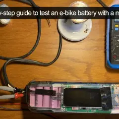 Multimètre connecté à une batterie de vélo électrique pour tester son état. Guide pour comment tester une batterie de vélo électrique.