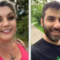 Deux sourires radieux sur un chemin de campagne. Elle, en rose, avec un collier croix. Lui, en noir, sur une route bordée d'arbres. 10000 pas en temps.