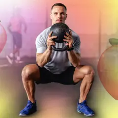 Homme musclé faisant des squats avec une kettlebell, entouré de pêches stylisées.