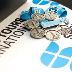 Médailles des Abbott World Marathon Majors sur un fond avec le logo de la course.