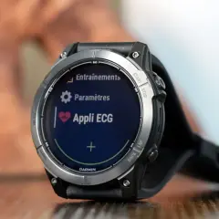 Montre Garmin avec l'application ECG affichée à l'écran, prête à enregistrer votre rythme cardiaque.