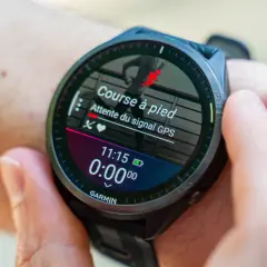 Montre Garmin affichant "Course à pied - Attente du signal GPS". Une panne Garmin Connect empêche le suivi de l'activité.