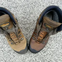 Paire de chaussures de randonnée Meindl, une plus claire que l'autre, avant de savoir comment nettoyer des chaussures de randonnée.