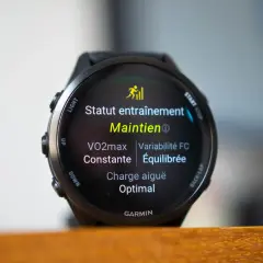 Montre Garmin affichant le statut d'entraînement "Maintien", avec VO2max constant et variabilité FC équilibrée. Le statut vfc garmin est optimal.