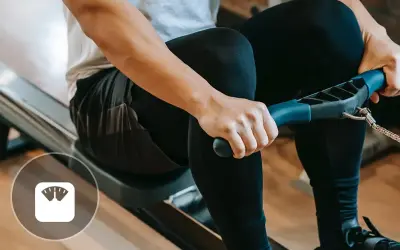 Personne en plein entrainement rameur, visant la perte de poids.