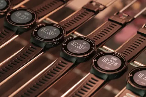 Plusieurs montres Kiprun GPS 500, prêtes pour le dénivelé, affichent des heures différentes.