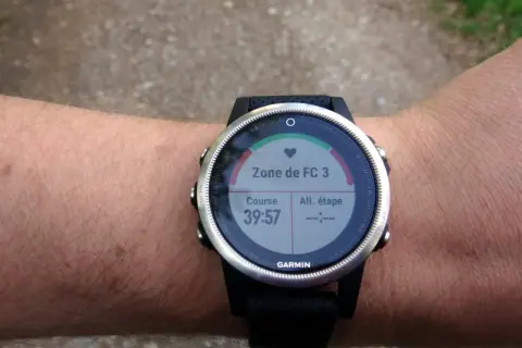 Montre Garmin affichant une course de 39:57 en zone FC 3, parfait pour l'endurance fondamentale.