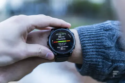 Montre Garmin affichant la VFC moyenne sur 7 jours à 46 ms, indiquant un état équilibré.