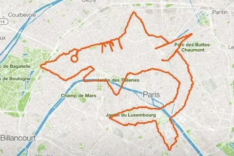 Dessin de requin sur une carte de Paris, tracé par un GPS Strava. Une œuvre créative qui navigue entre les parcs et monuments.