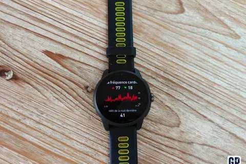 Montre connectée affichant la fréquence cardiaque et la HRV. Idéale pour le suivi sportif, cette montre avec GPS est un atout pour vos entraînements.