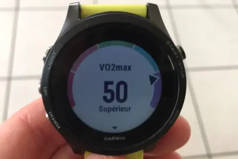 Montre Garmin affichant un résultat de test VMA : VO2max 50, "Supérieur".