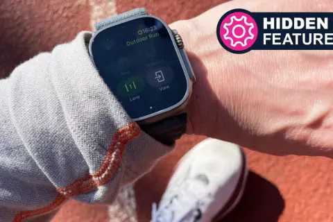 Une Apple Watch affiche l'option "Outdoor Run" pour une course à pied. La montre est portée au poignet, prête pour l'activité.