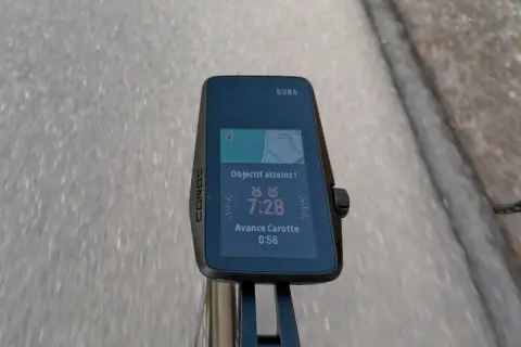 Le compteur Coros Dura affiche "Objectif atteint !" avec 7:28 de temps et une avance de 0:58. Une belle performance sur Strava !