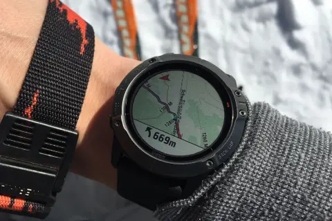 Montre GPS affichant une carte et l'altitude 669m, prête pour une sortie ski. Ce fichier fit est parfait pour le suivi.