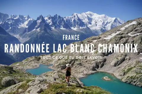 Vue panoramique d'une femme admirant la randonnée Lac Blanc Chamonix, avec des lacs turquoise et des montagnes enneigées en arrière-plan.