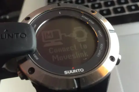 Montre Suunto affichant "Connect to Moveslink", prête pour le livetrack.