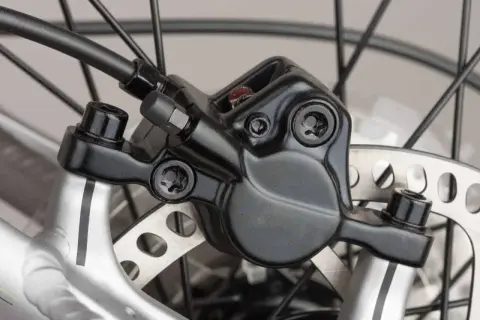 Gros plan sur un étrier de frein à disque de vélo, prêt à changer les plaquettes.