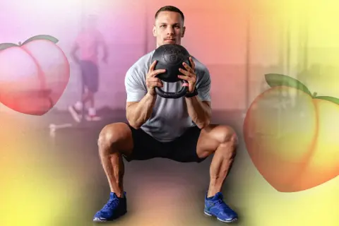 Homme musclé faisant des squats avec une kettlebell, entouré de pêches stylisées.