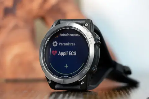 Montre Garmin avec l'application ECG affichée à l'écran, prête à enregistrer votre rythme cardiaque.