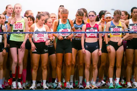 Des coureuses prêtes à courir un semi marathon, visages concentrés, dossards affichés.