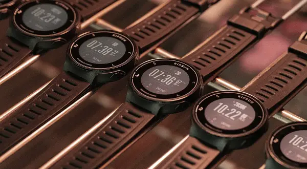 Plusieurs montres Kiprun GPS 500, prêtes pour le dénivelé, affichent des heures différentes.