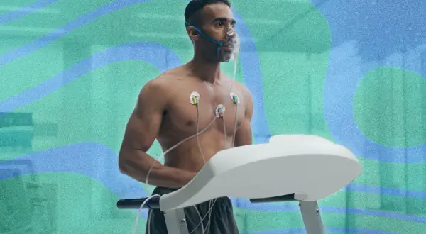 Un homme court sur un tapis roulant, portant un masque à oxygène et des électrodes. Il teste son endurance pour savoir combien de temps pour augmenter sa VO2 max.