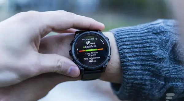 Montre Garmin affichant la VFC moyenne sur 7 jours à 46 ms, indiquant un état équilibré.