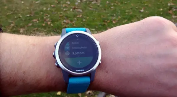Montre Garmin avec l'application Komoot affichée, prête pour une aventure en plein air.