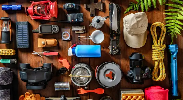 Liste matériel bivouac : lampe, corde, radio, couteau, boussole, jumelles, gourde, réchaud, appareil photo, et bien plus pour l'aventure.