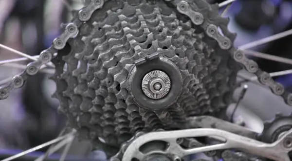 Détail d'une cassette de vélo, prête à être démontée. Les pignons et la chaîne sont visibles.