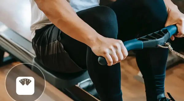 Personne en plein entrainement rameur, visant la perte de poids.
